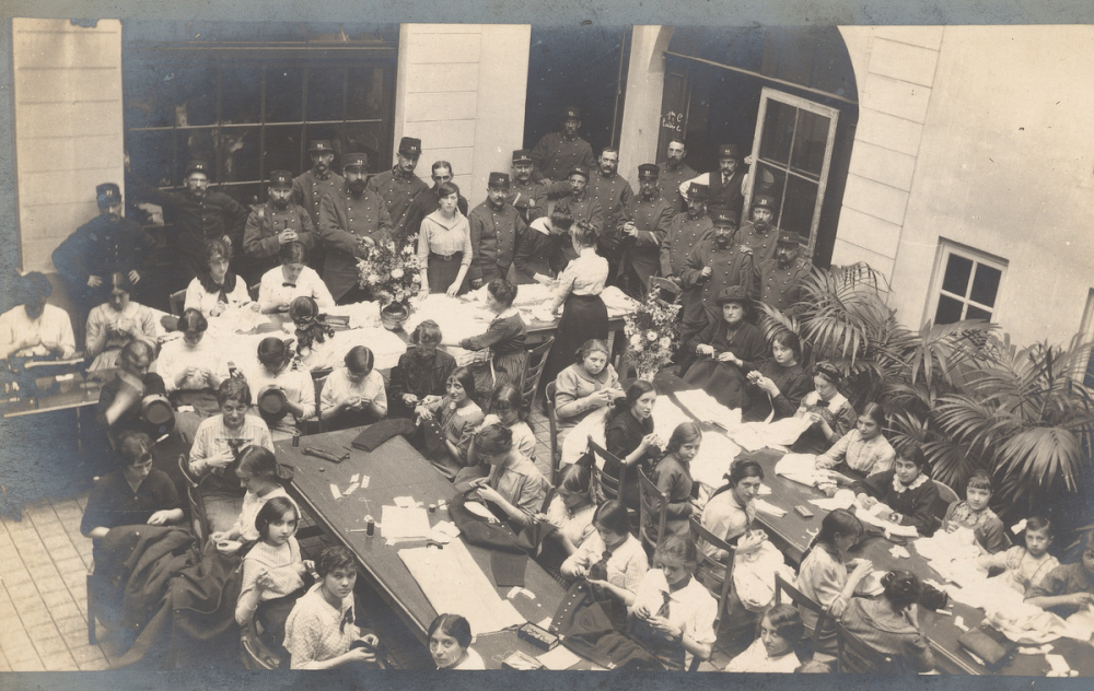 École pratique de commerce et d'industrie pour jeunes filles, Rouen : séance de couture