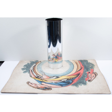 Planche d'anamorphose : femme au bord d'une rivière observée