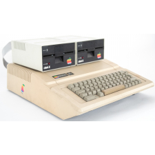 Unité centrale Apple II et lecteurs de disquettes