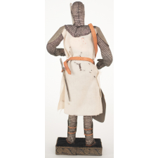 Poupée costumée : un chevalier (élément d'un couple)