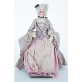 Poupée costumée : une femme sous le règne de Louis XV (élément d'un couple)
