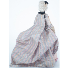 Poupée costumée : une femme sous le règne de Louis XV (élément d'un couple)