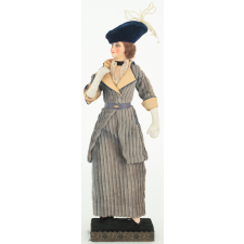 Poupée costumée : une femme de 1914 (élément d'un couple)
