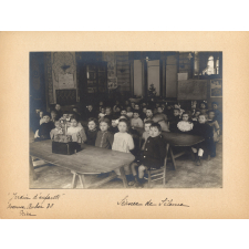 Cahier de préparation de classe de Mme Ferreri chargée du Jardin d'enfants. 