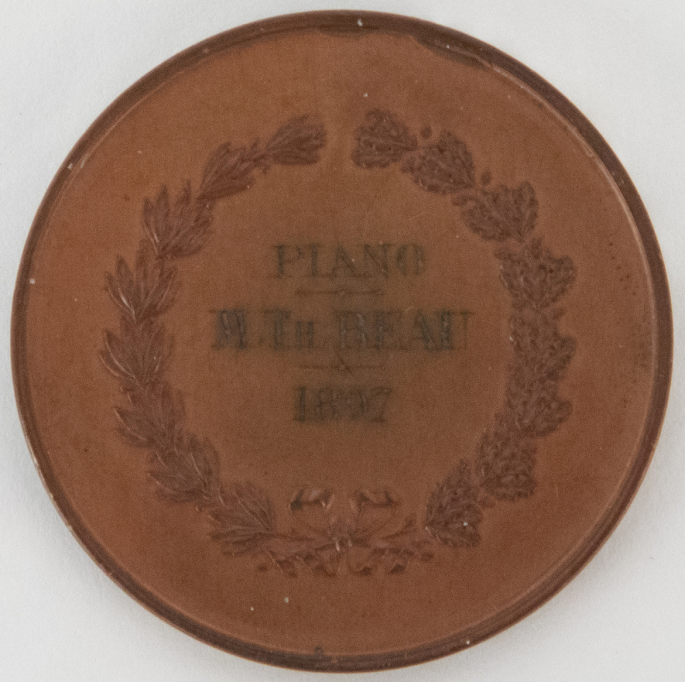 Médaille de prix de piano du Cours d'émulation à Paris. 
