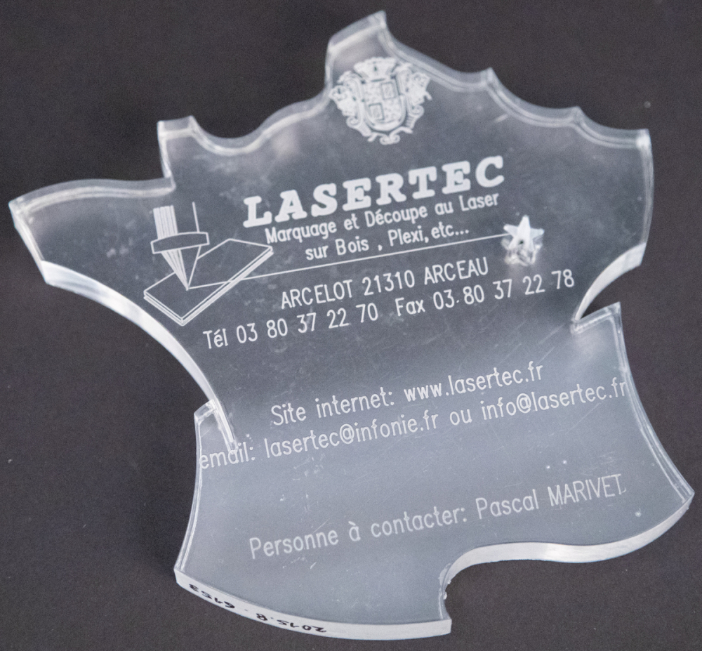 Carte de visite transparente de l'entreprise Lasertec au format de la France