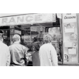 Personnages devant une boutique de télévisions