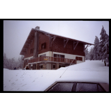 Auberge de jeunesse du Ballon d'Alsace : façade avec neige