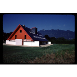 Auberge de jeunesse d'Aix-les-Bains avec montagne en arrière-plan