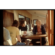 Auberge de jeunesse de Vierzon : Hommes assis à une table