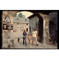 Vue de trois personnes sortant d'un musée