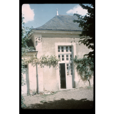 Auberge de jeunesse : cloche accrochée à la façade