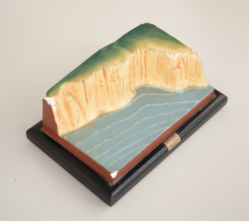 Modèle géographique en relief : côte à falaise