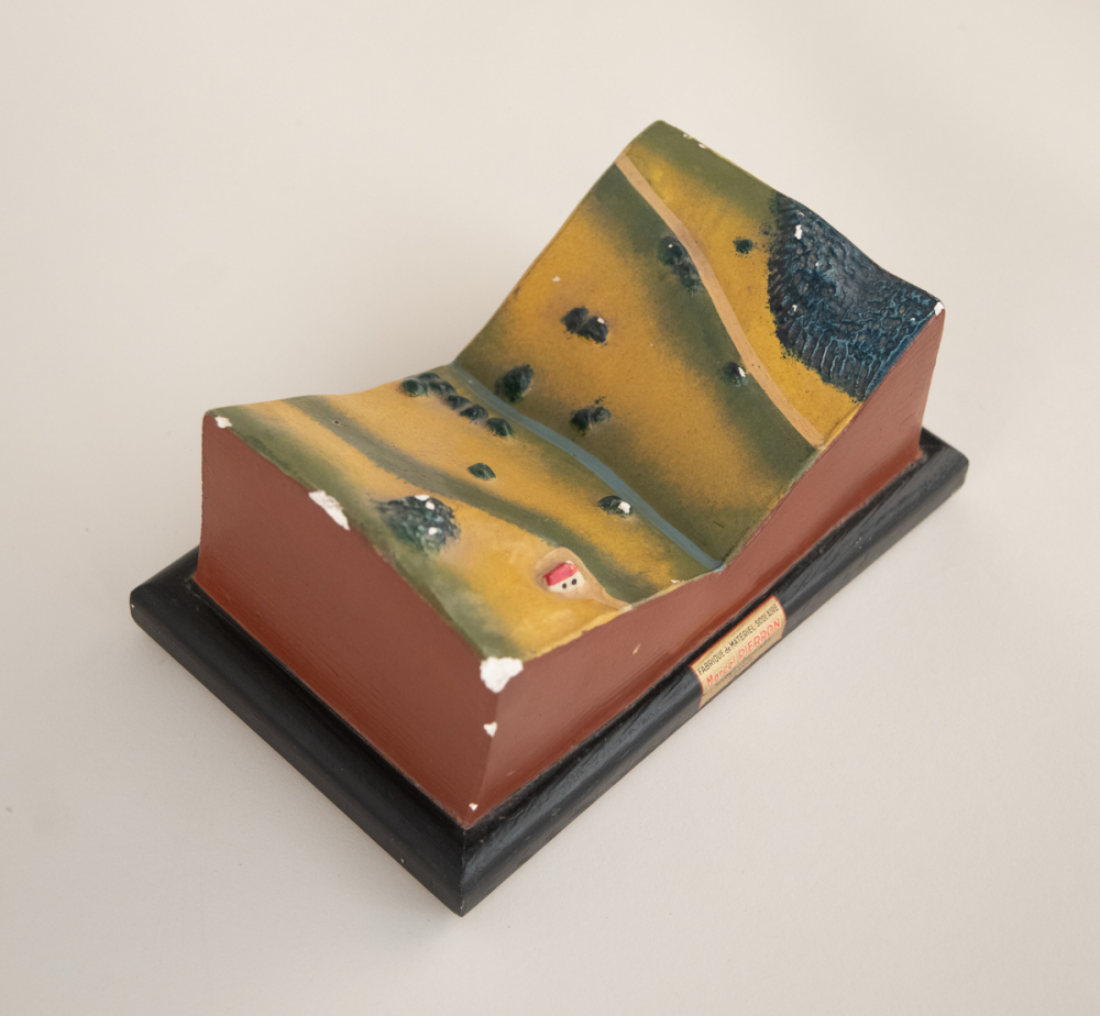 Modèle géographique en relief : Vallée en V normale