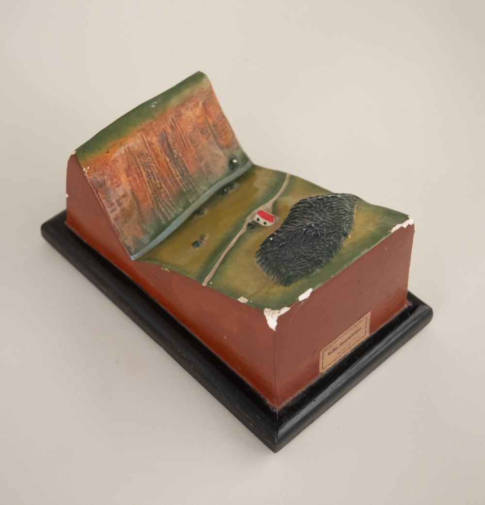 Modèle géographique en relief : Vallée dissymétrique