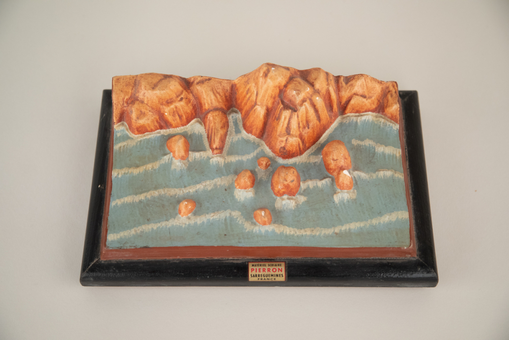 Modèle géographique en relief : côte rocheuse