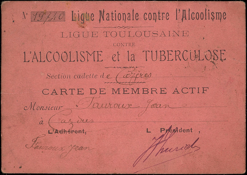 carte rectangulaire rose imprimée en noir avec des écritures noire ayant appartenu à Monsieur Tauraux Jea. Signature de l'adhérent et du président de la ligue.